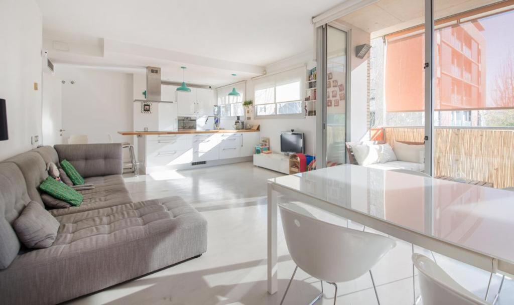Magnificent Apartment Close To The Beach Sant Adria de Besos Bagian luar foto