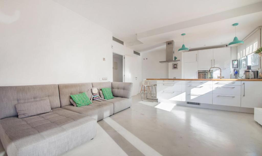 Magnificent Apartment Close To The Beach Sant Adria de Besos Bagian luar foto