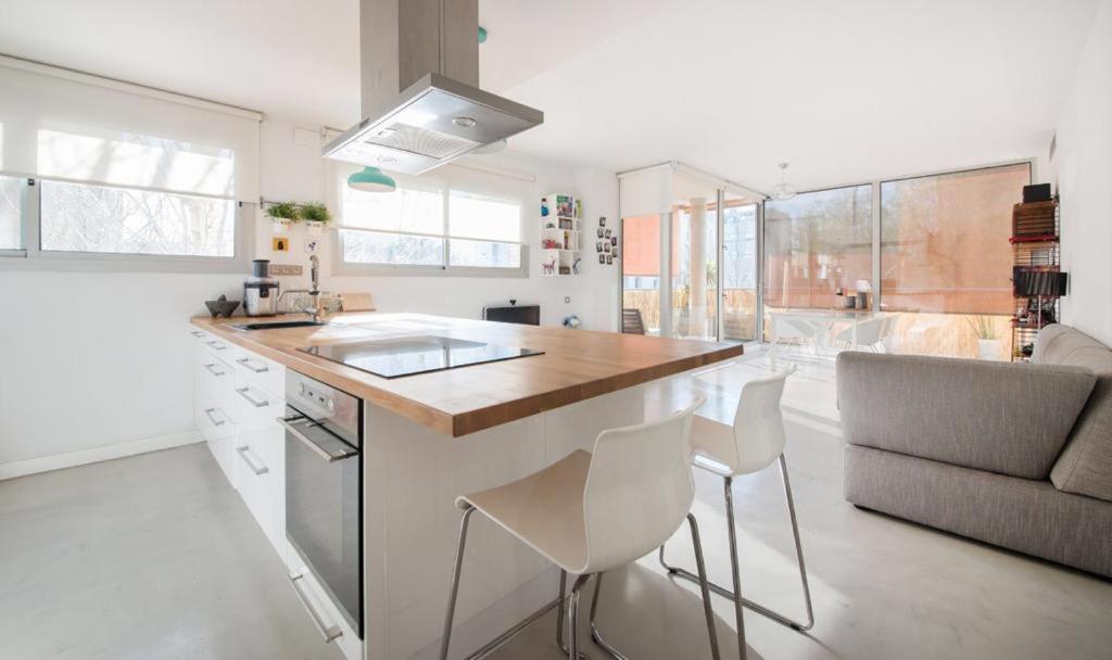 Magnificent Apartment Close To The Beach Sant Adria de Besos Bagian luar foto