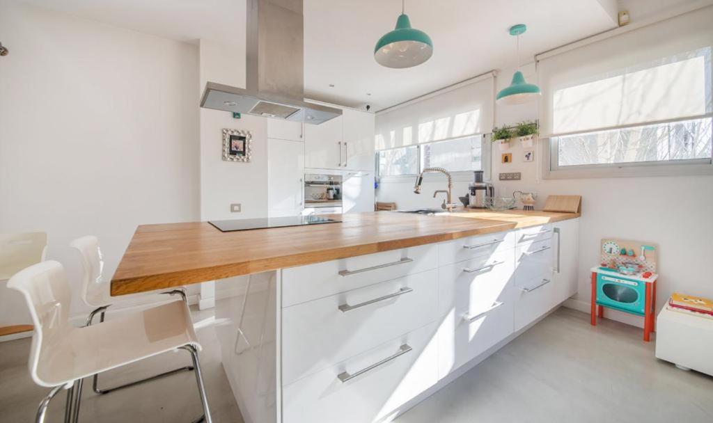 Magnificent Apartment Close To The Beach Sant Adria de Besos Bagian luar foto